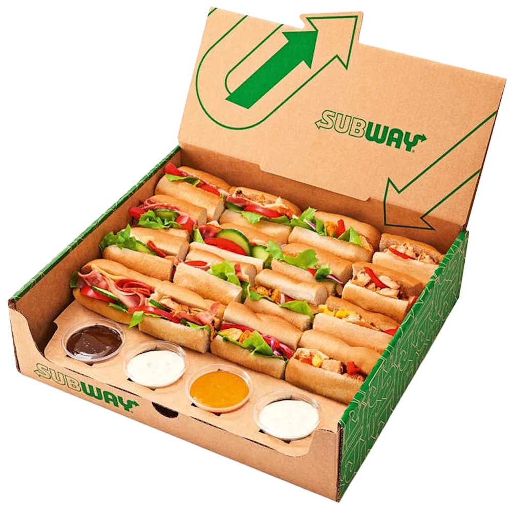 Geöffnete Subway-Catering-Box mit geschnittenen Sub-Sandwiches und vier Saucen