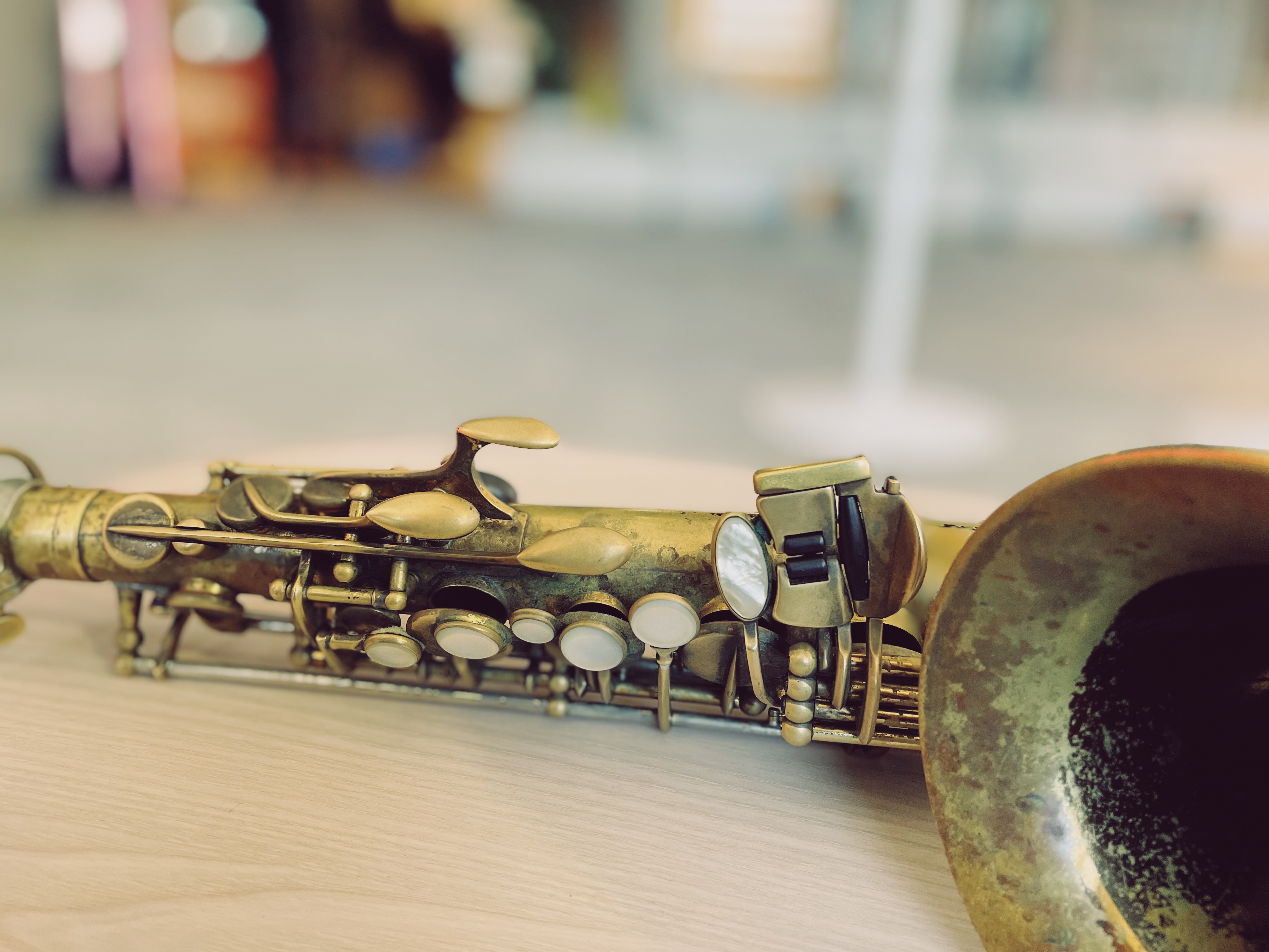 Saksofonisti tuo tilaisuuteesi ainutlaatuista eleganssia ja sykähdyttävää energiaa. Olipa kyseessä sitten yritysjuhla, häät, syntymäpäivät tai rento illanvietto ystävien kesken, saksofonin pehmeät ja samalla voimakkaat sävelet luovat taianomaisen ilmapiirin, joka jättää syvän vaikutuksen kaikkiin osallistujiin.