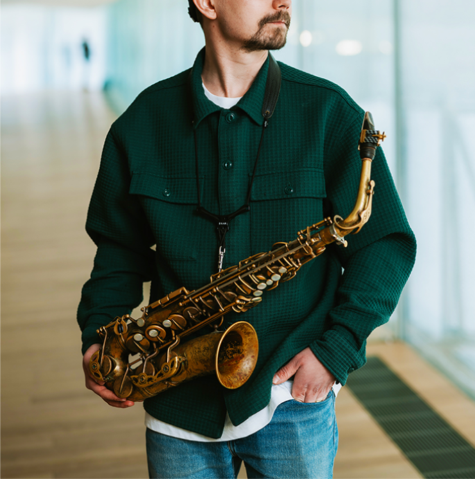 Saksofonisti valmistautumassa esiitymiseen kirjasto Oodissa