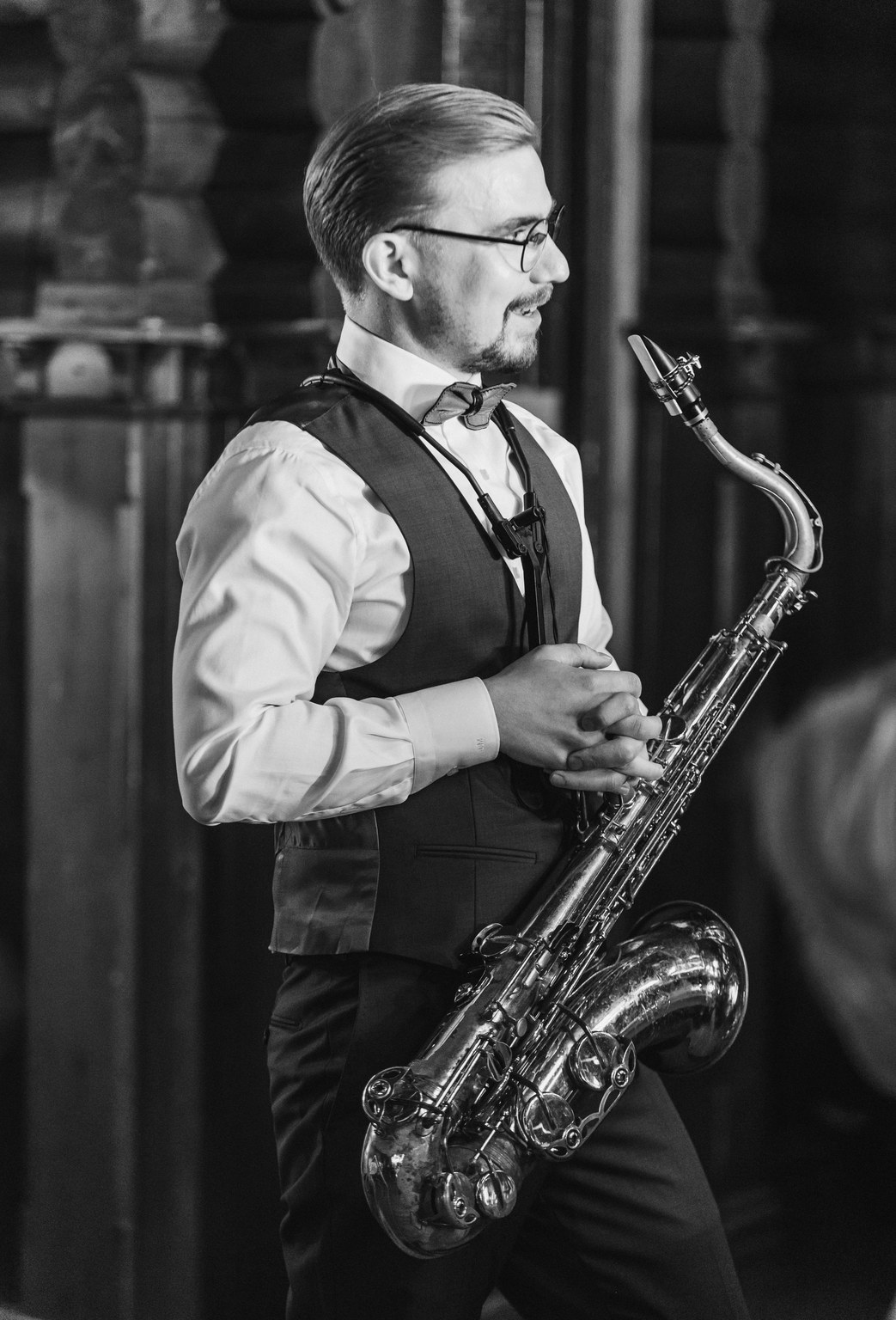 Saksofonisti Jesse Mast esiintyy iltatapahtumassa Helsingissä. 